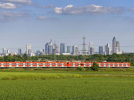 S-Bahn mit Skyline von Frankfurt am Main (©stock.adobe.com/helmutvogler)